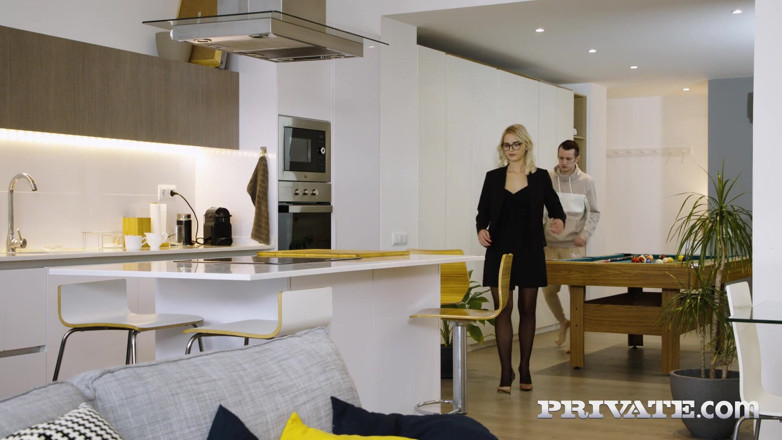Private.com: Sam sớm cảm thấy tốt hơn khi Lika trượt chân...