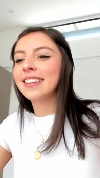 Schattige magere Colombiaanse met een engelachtig gezicht, ze trekt haar kleren uit en toont haar prachtige geschoren poesje dicht bij de camera
