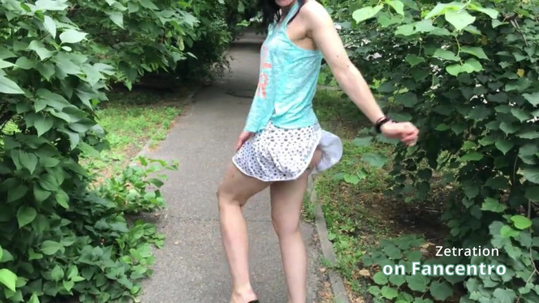 Zetration: Чудова брюнетка грає неслухняною у вашому парку без трусиків!