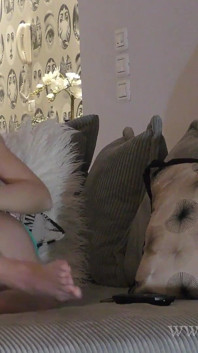 All natural žhavá sexy a nadržená blondýnka používá ptáka a jeho sperma jako její hračka, aby se vystříkal, aby se dostala na její prsa a na stůl