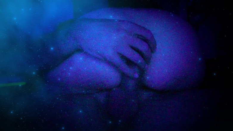 Moony: Mladá nahá umělkyně vleže svého fotografa tuhého ptáka mezi její...