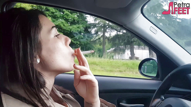 Smokin Fetish: Petra는 차에서 ciggaretes를 피우는 것을 좋아합니다.