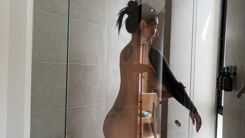 Andres Acosta: Tatted 거유 라티나의 비하인드 스토리, La Rola