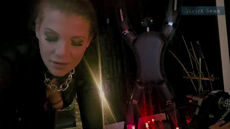 Strict Senz: スティーナ・ストーンの長い爪くすぐり、ミストレスによる架の上でストレッチされた顔座り パート2