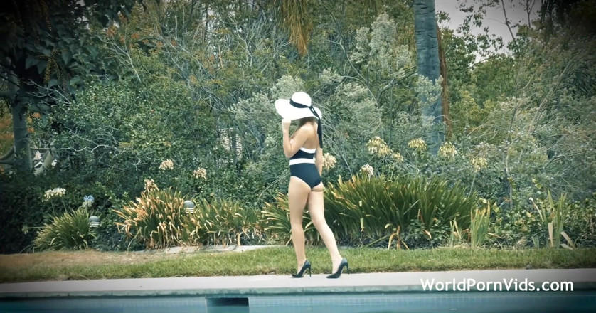 Selected worldwide porn: Menakjubkan, awek bogel memancut mani semasa melancap di tepi kolam