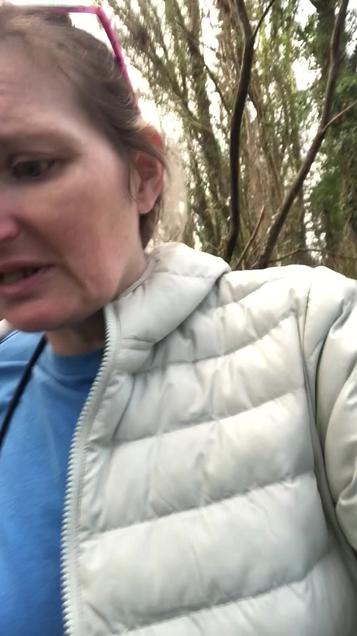 Pissing Paradise: Si Accovaccia All'aperto per Fare Un Enorme Piscio Potente