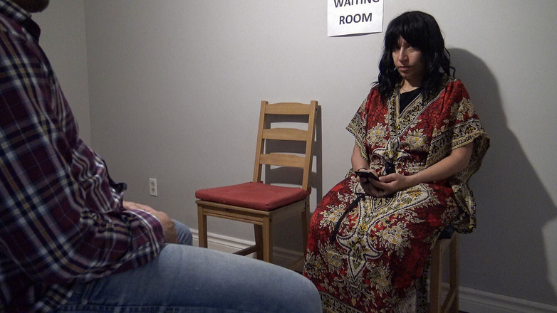 Souzan Halabi: 浮気をしたインド人妻が病院の待合室でセックスをしているところを捕まえた