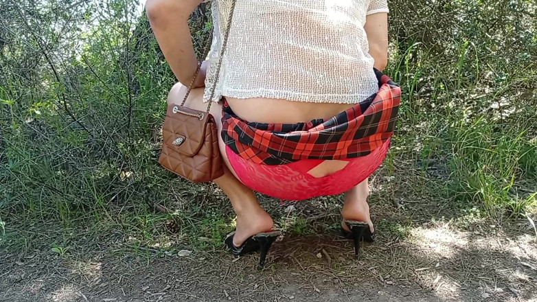 Rita Perutzi: Rita Perutzi Peeing 1