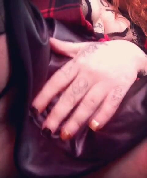 Estrella Steam: 看看我裙底下穿什么！你想要吗？