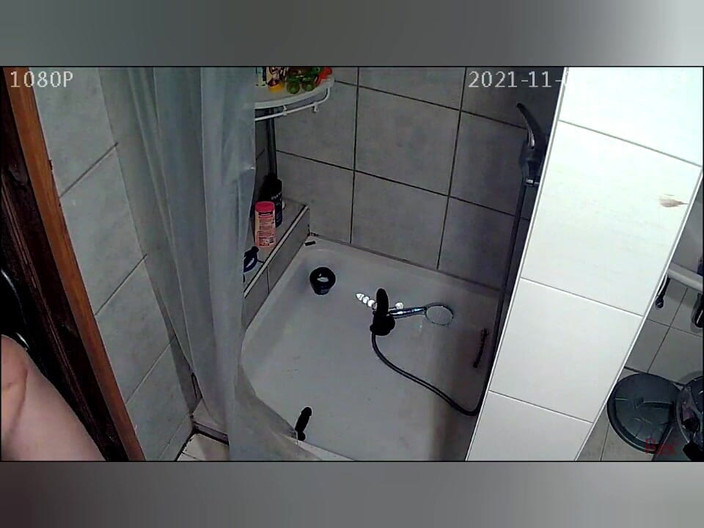 KittieNoOne: シャワーカメラにおもちゃをしている様子が映っています