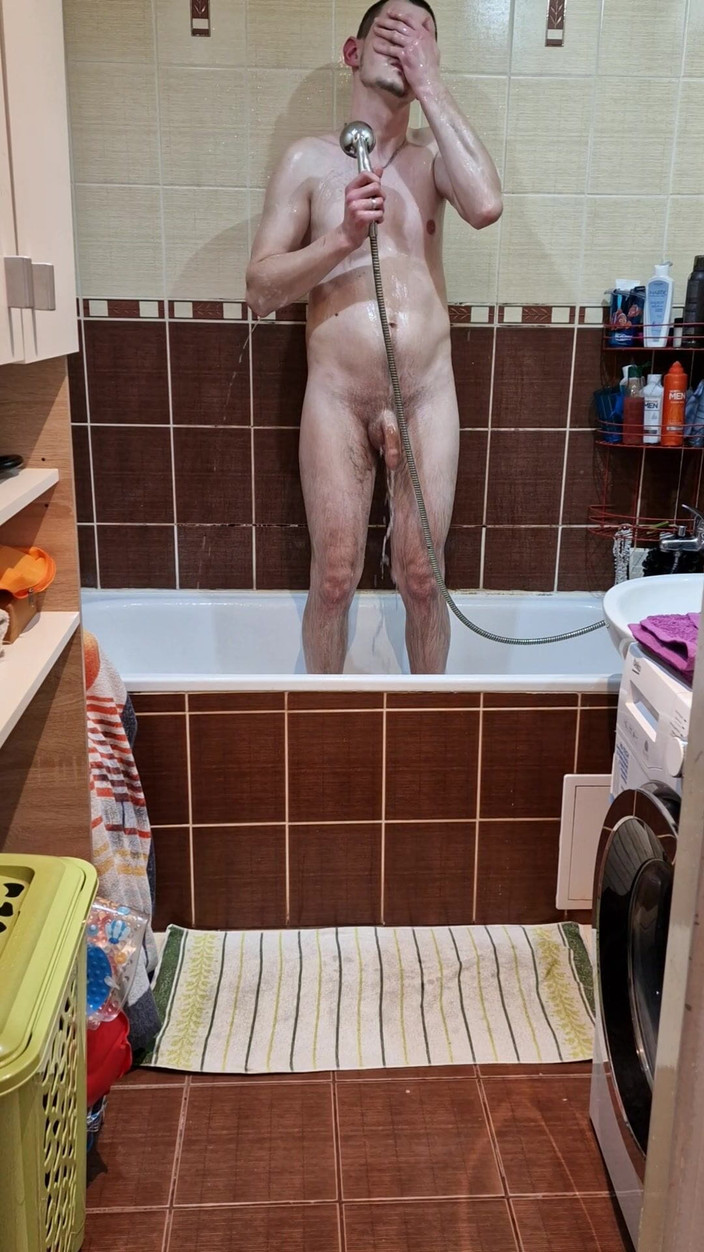 Fap_man93: İşe gitmeden önce taze olmak için hızlı bir duşa ihtiyacım vardı.