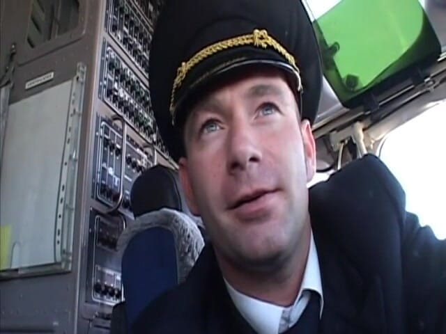 Cumming Soon: Randy pilot accarezze una mora sexy nell'abitacolo