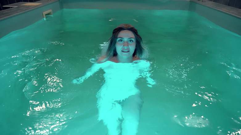 ReplayXXXLady: Pasierb pieprzył macochę, znajdując ją nago w basenie