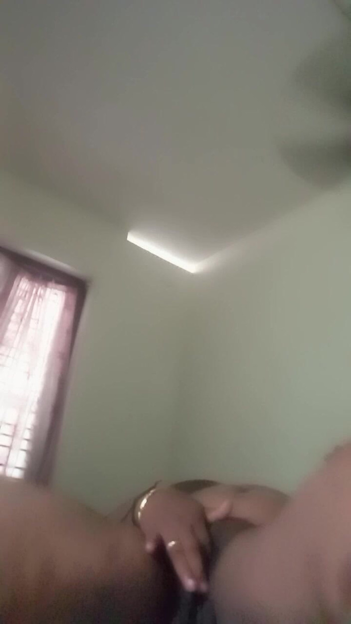 Bedroom: Моя пизда їсть палець