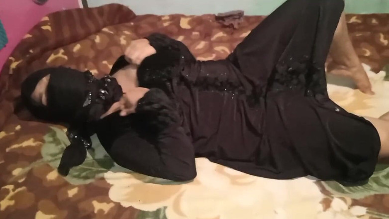 Gulaab: Si cewek seksi yang lagi sange ini digilir sama pacarnya...