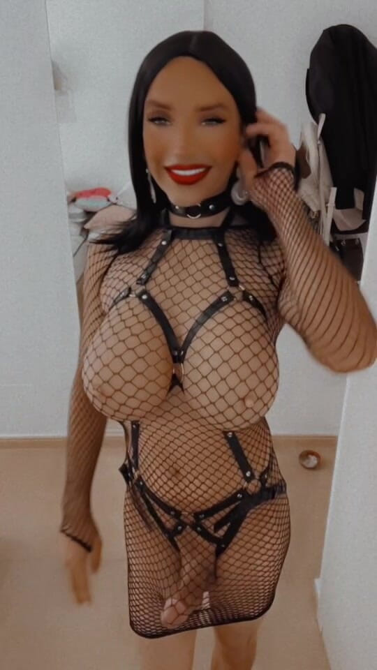 Sissy Slut Brianna: Řekni mi, mrcho, kam ta zoufalá pusa jde nejdřív? Na...