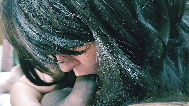 Bolly Karma: बड़े स्तनों वाली अनुभवी कमीनी चोदने लायक मम्मी को बड़े काले लंड से पुरस्कृत किया जाता है