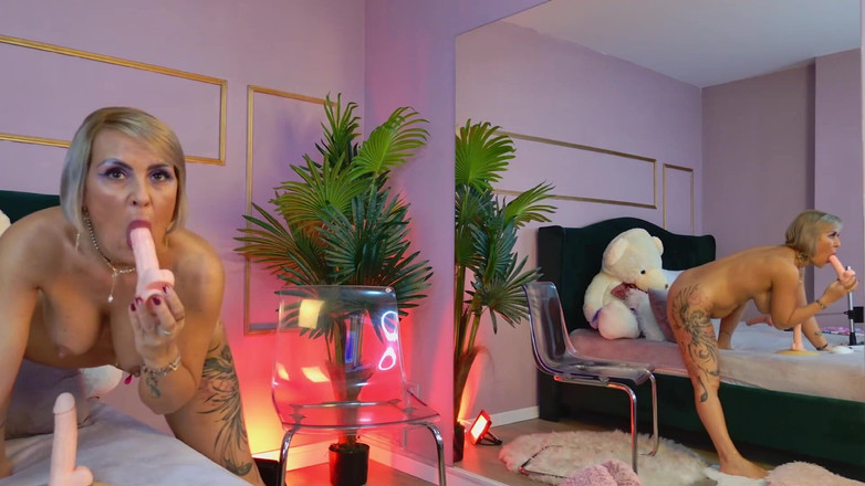 KirraWhite: La matrigna miLF si scopa la figa con una macchina...