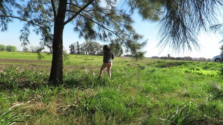 Milfcamsex: Patricia and Her Ass Walks Among the Pines
