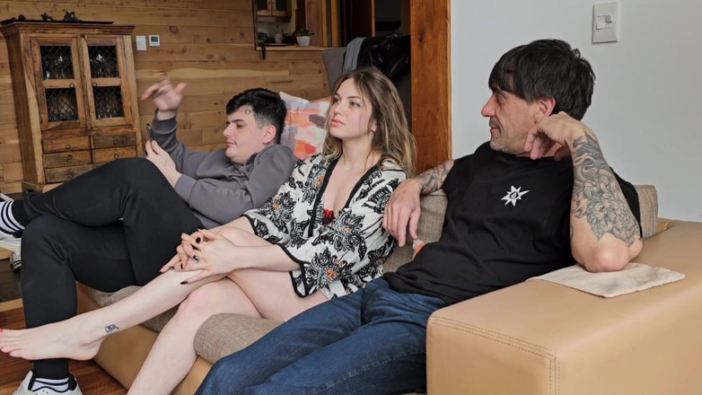 Elnonohub: Prietenul meu încornorat nu își dă seama că soția lui este foarte...