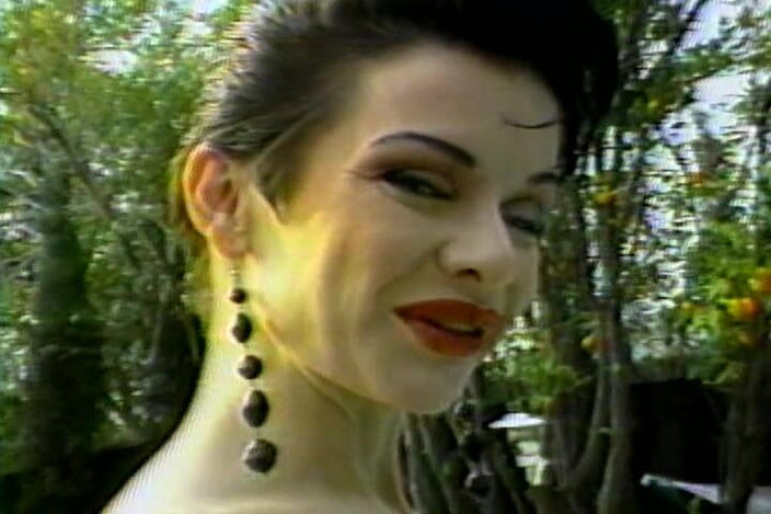 Vintage Babes: Hon är en fantastisk vintagebrud i en bikini som älskar att äta sperma