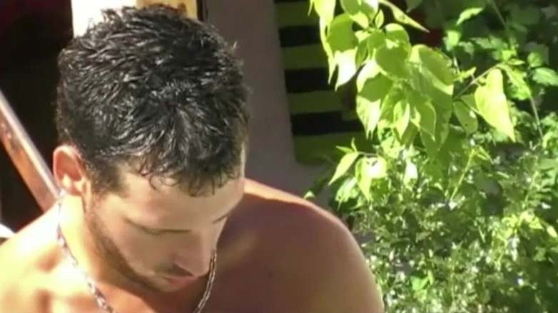 Enzo Rimenez: Enzo Rimenez dikongkek Malik dalam kolam renang di luar rumah