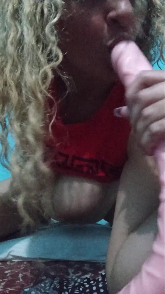 Lobicam: Succhio un cazzo falso e finisco sopra e squirto