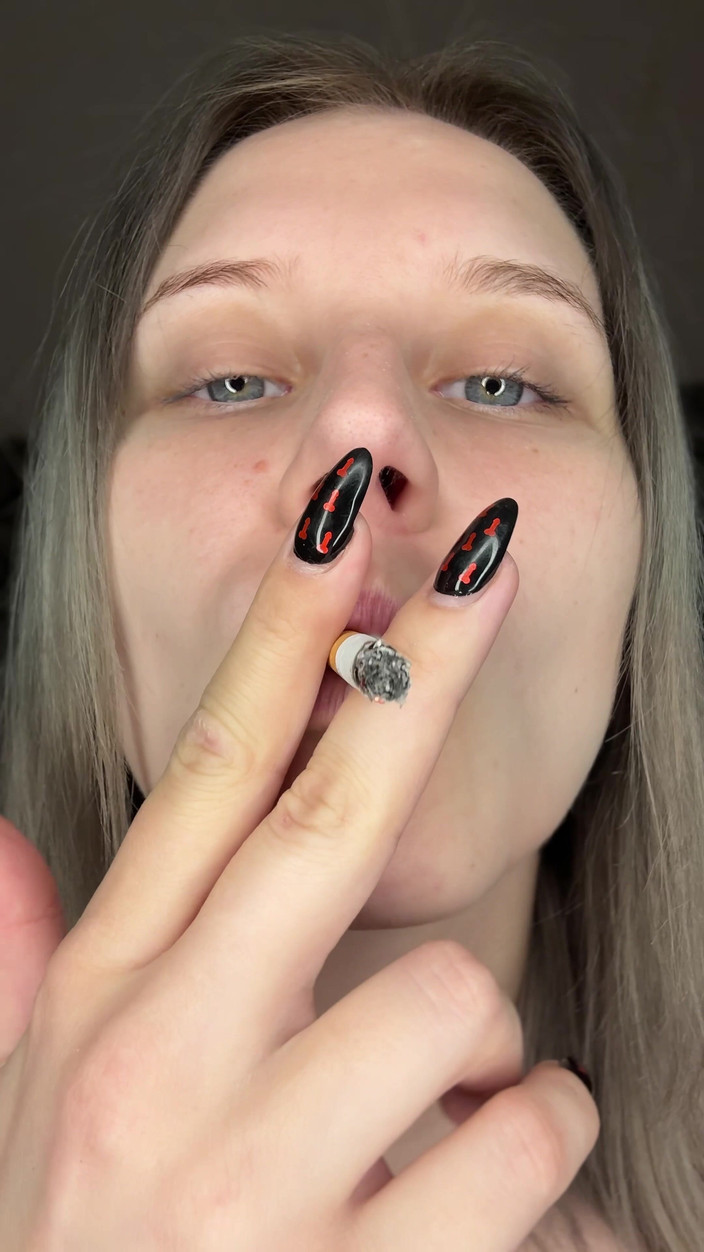 MertyXXX: Schizzo gli occhi mentre fumo