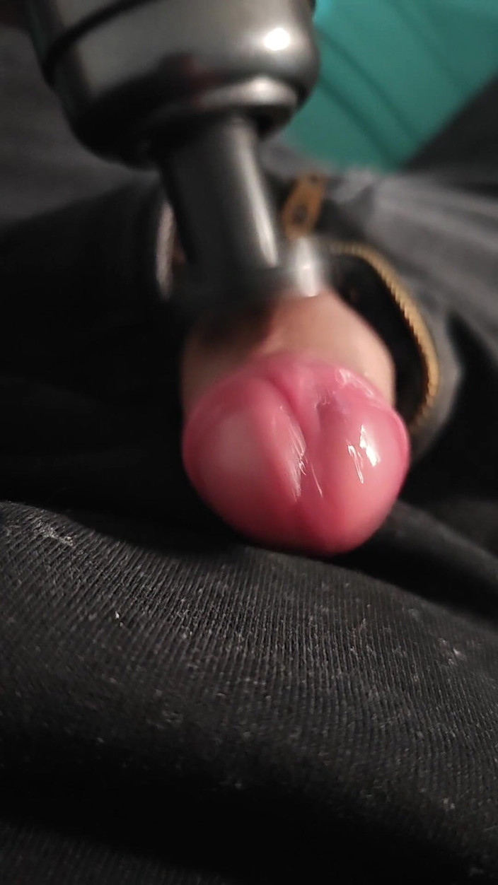 TwinkFelix: Using Massage Gun Until I Cum