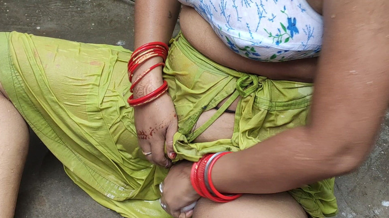 Anita yadav: Soție indiană făcând baie afară