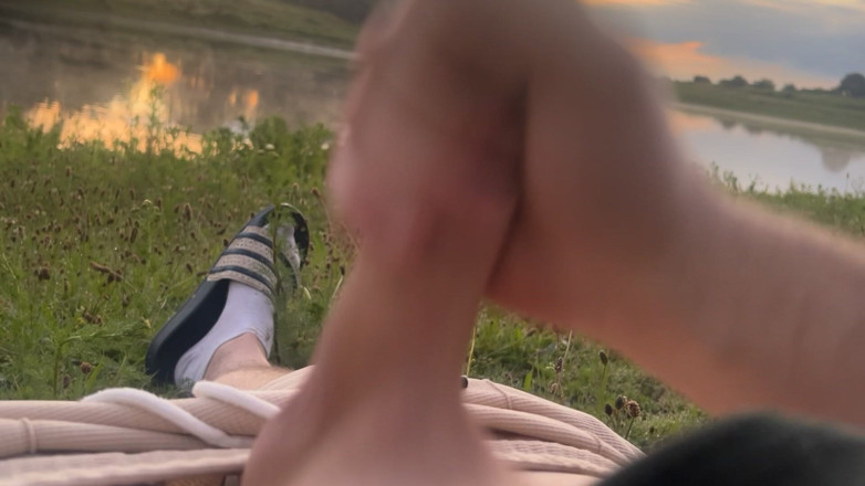 Riskiedik: Playing in the Morning at a Lake
