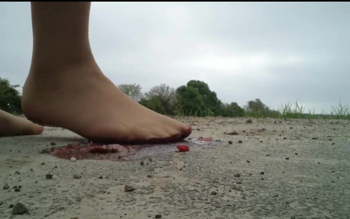 Carmen_Nylonjunge: Nylonfuß erdbeere zerquetscht, im freien zermalmt
