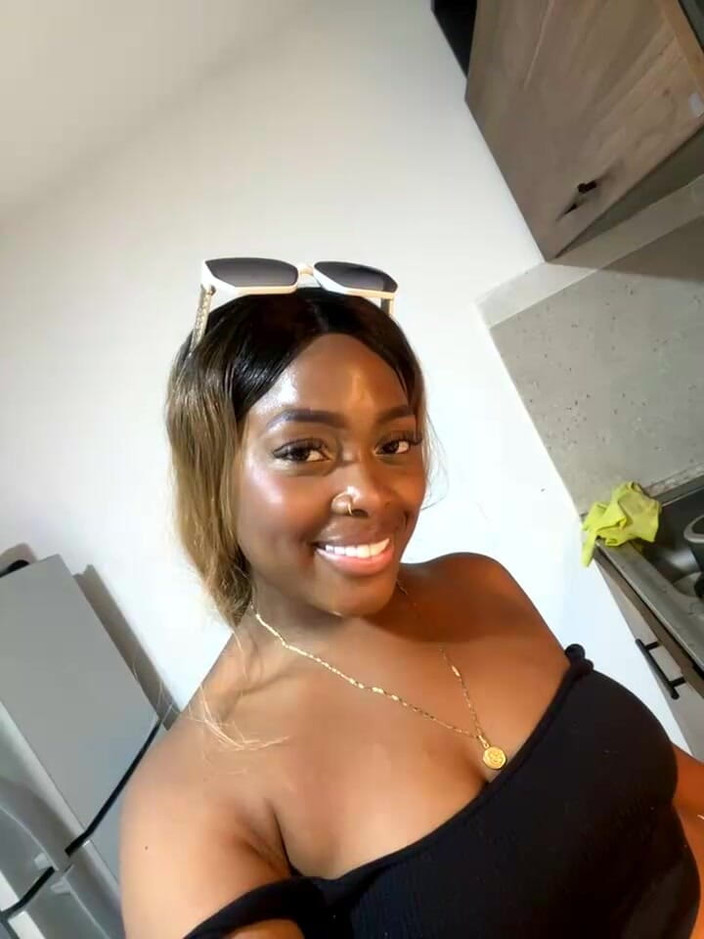 Lily Baudinx: 套弄我惊人的屁股，第1044集