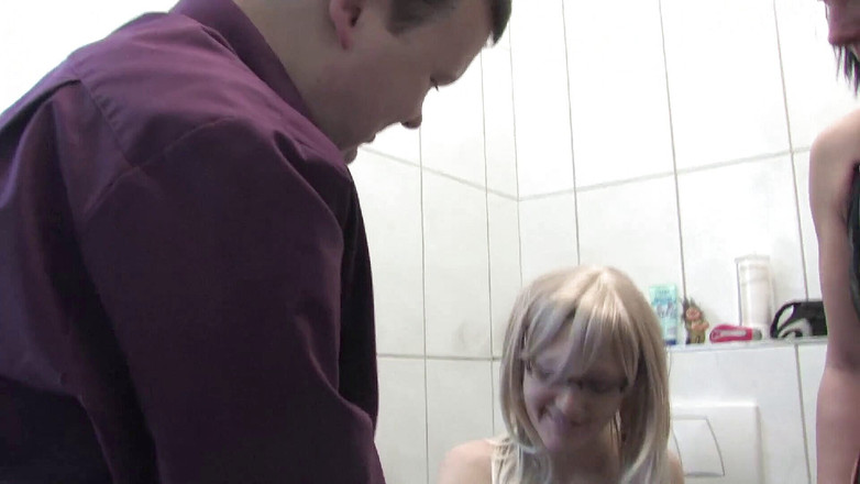 Gazongas: 美丽的熟女吮吸男人的鸡巴并被性交