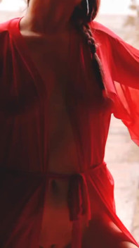 Lumini joase, atingeri blânde și o tachinare senzuală pe care nu o vei uita