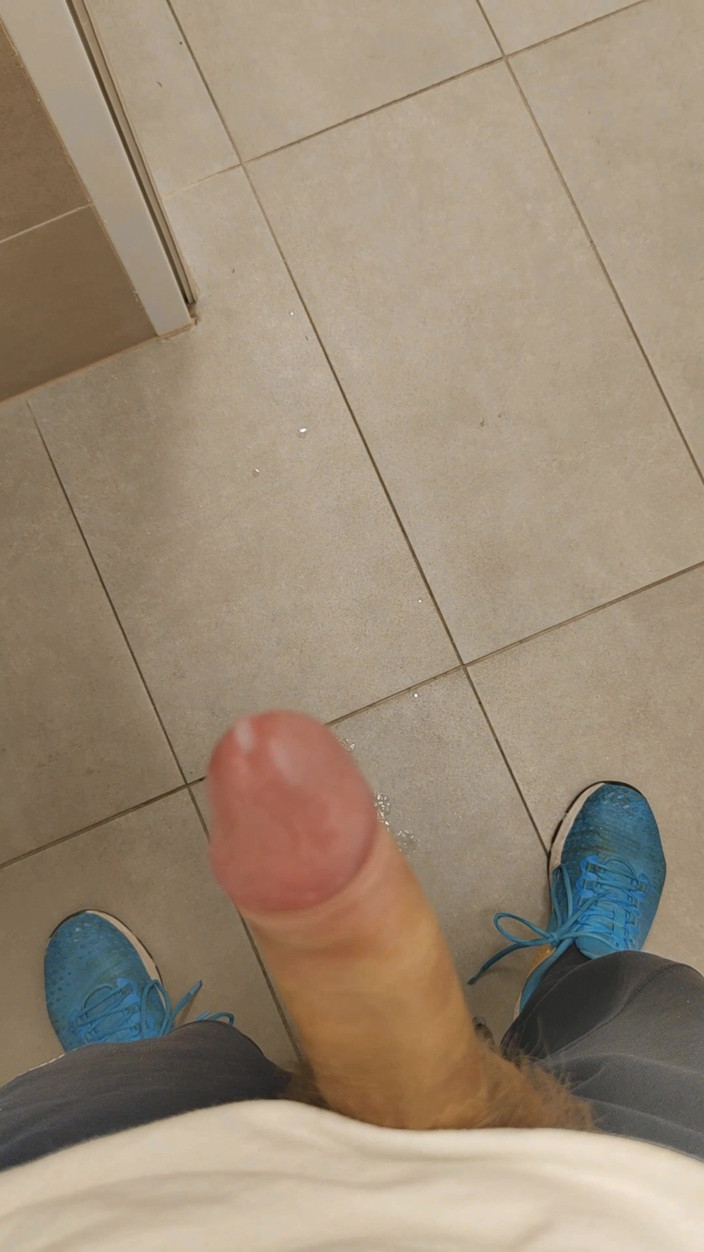 Bayer911: White, Skinny Boy Risky Handsfree Cumshout in Gym