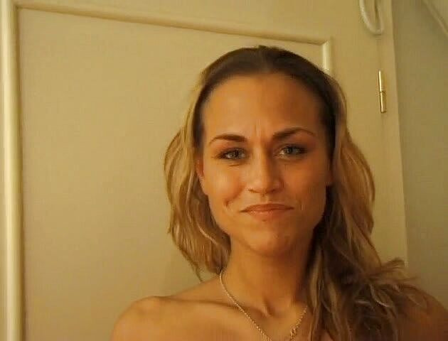 Flash Model Amateurs: Karşı konulmaz sarışın bebek oyuncu seçmelerinde ateşli vücudunu gösteriyor