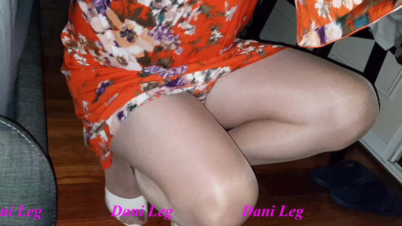 Dani Leg: Dani_leg dengan stoking cokelat dan sepatu hak tinggi putih
