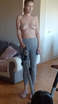 Heet Vrouw in Legging Wordt Doggystyle Geneukt Op Hometrainer En Krijgt Een Grote Gezichtsbehandeling