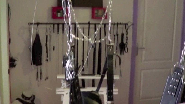 Crunch Boy: Innocent twink used in a sling by straight with XXL...