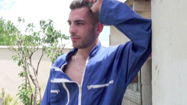 Crunch Boy: Une travailleuse hétéro baise un jumelle gay dans le jardin...