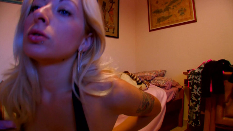 Hand Lotion Studios: Si blonde cantik menunjukkan tetek sempurna diserbu