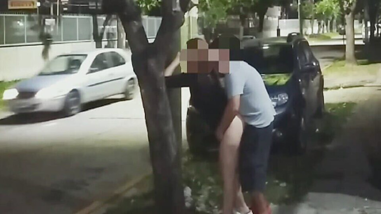 Activecouplearg: Pasangan hot ini ngentot di jalanan di luar ruangan berisiko