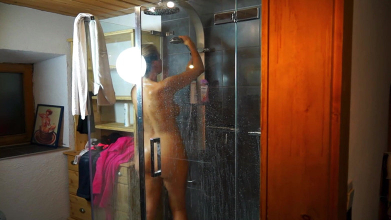 Videos Francaises: 丰满的法国熟女在营地玩弄她的阴户