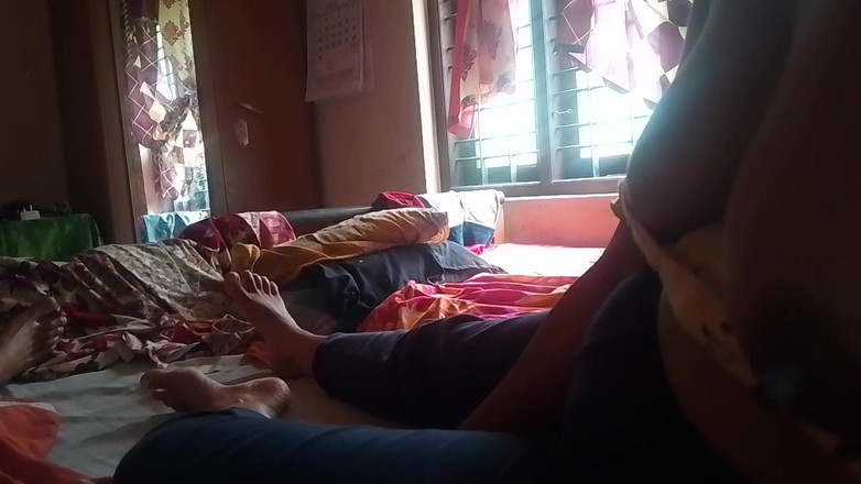 LEGSCOUPLE12: Ragazza indiana malese che mostra le sue tette