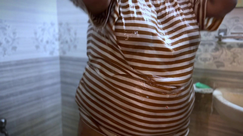 Your Boy's Cum: Bada dodh Wali cacci - 印度大屁股和巨乳性感热辣阿姨在我的厕所里淋浴，然后我抓住了她并记录并操她