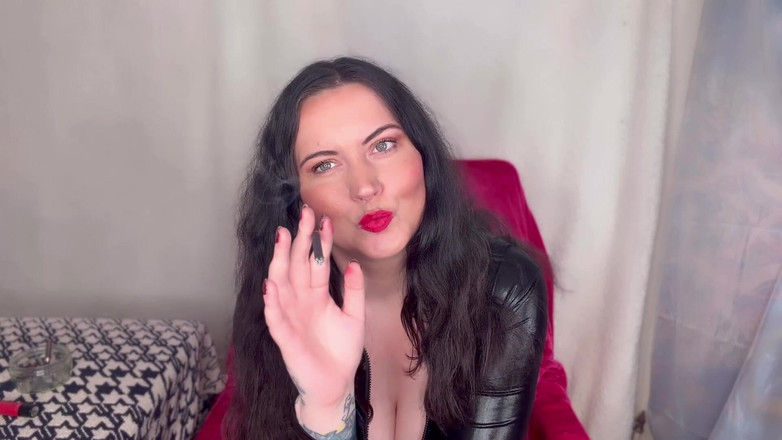 MissFFW: Miss ffw सिगरेट का मजा लेती है