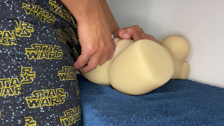 Greedy truck: Đút con cặc lớn vào âm hộ của con búp bê...