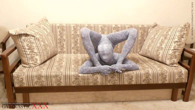 Gymnastic: Veiled flexible seduction