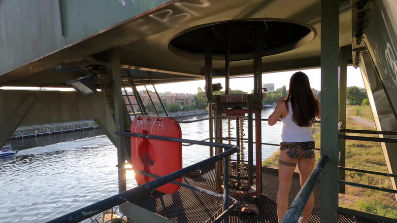 Creampie-Queens: Alexa - la zorra al aire libre que se moja en...